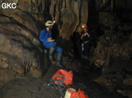 Sylvain Matricon (dessinateur) et Nicolas Faure (arpenteur) lors d'une séance topographie à la grotte de Dashidong. (Panxian Guizhou)