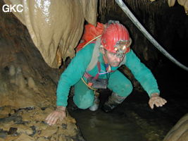 Robert Peyron dans un passage bas de la grotte de Dashidong. (Panxian Guizhou)