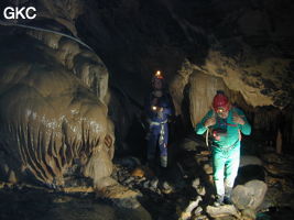 De nombreuses vasques d'eau agémentent la progression, à gauche le tuyau d'adduction d'eau mis en place par les paysans chinois, nous le suivons comme un fil d'arianne grotte de Dashidong. (Panxian Guizhou)