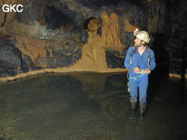 Sylvain Matricon (dessinateur)  lors d'une séance topographie à la grotte de Dashidong. (Panxian Guizhou)