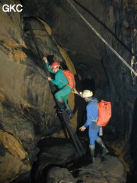 Robert Peyron (aux avants postes) et Sylvain Matricon (protection rapprochée) entrain de tester les reliques des équipements fixes des paysans chinois dans les escalades - grotte de Dashidong (Panxian Guizhou).