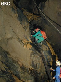 Robert Peyron (aux avants postes) et Sylvain Matricon (protection rapprochée) entrain de tester les reliques des équipements fixes des paysans chinois dans les escalades - grotte de Dashidong (Panxian Guizhou).