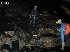 Sylvain Matricon (dessinateur) et Nicolas Faure (arpenteur) lors d'une séance topographie à la grotte de Dashidong. (Panxian Guizhou)