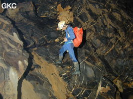 Sylvain Matricon (dessinateur)  lors d'une séance topographie à la grotte de Dashidong. Les calcaires sombres du Carbonifères sont veinés de calcite blanche (Panxian Guizhou)