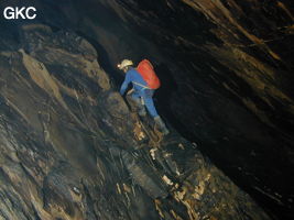 Sylvain Matricon dans une des nombreuses escalades de la grotte de Dashidong. Les calcaires sombres du Carbonifères sont veinés de calcite blanche (Panxian Guizhou)