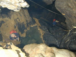 Mêmes si les paysans chinois ont équipés en fixe les nombreuses escalades de la grotte de Dashidong, il faut penser parfois à mettre une petite corde d'assurance ... (Panxian Guizhou)