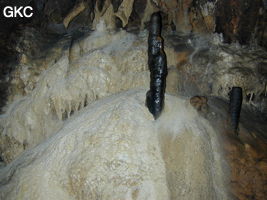 Dans la grotte de Dashidong le concrétionnement est extrêmement variés, ici stalagmite noire sur coulée de calcite blanche. (Panxian Guizhou)