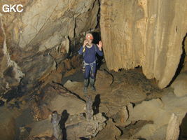 Nicolas Faure (arpenteur) lors d'une séance topographie à la grotte de Dashidong. (Panxian Guizhou)