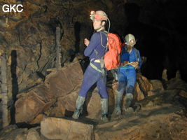 Sylvain Matricon (dessinateur) et Nicolas Faure (arpenteur) lors d'une séance topographie à la grotte de Dashidong. (Panxian Guizhou)
