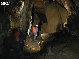 Dans la grotte de Dashidong le concrétionnement est extrêmement variés, ici draperie et coulée de calcite beiges. (Panxian Guizhou)