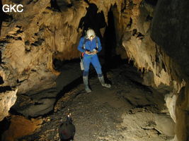 Sylvain Matricon et Nicolas Faure lors d'une séance topographie à la grotte de Dashidong. (Panxian Guizhou)