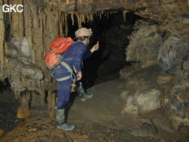 Nicolas Faure lors d'une séance topographie à la grotte de Dashidong -_ou recherche du courant d'air avec une clope_. (Panxian Guizhou)