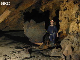 La corrosion chimique et mécanique différentielle laisse de curieux chicots de calcaires - grotte de Dashidong. (Panxian Guizhou) 