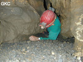 Robert Peyron dans un passage bas de la grotte de Dashidong. (Panxian Guizhou)