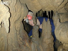 Nicolas Faure stoppé par une barrière de concrétion dans la grotte de Dashidong. (Panxian Guizhou)