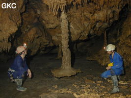 Une bien étrange concrétion dans la grotte de Dashidong. Avec la disparition de son support cette colonne semble être suspendue...(Panxian Guizhou)