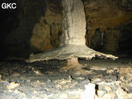 Une bien étrange concrétion dans la grotte de Dashidong. Après disparition de son support le pieds  de cette colonne semble être érrodé par des eaux acides.  (Panxian Guizhou)