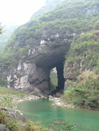 Le porche aval de la grotte-tunnel de Qilongdong 骑龙洞,  (Xiantang 羡塘镇, Huishui 惠水, Guizhou 贵州省, Qiannan 黔南, Chine 中国).