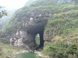 Le porche aval de la grotte-tunnel de Qilongdong 骑龙洞,  (Xiantang 羡塘镇, Huishui 惠水, Guizhou 贵州省, Qiannan 黔南, Chine 中国).