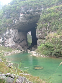 Le porche aval de la grotte-tunnel de Qilongdong 骑龙洞,  (Xiantang 羡塘镇, Huishui 惠水, Guizhou 贵州省, Qiannan 黔南, Chine 中国).