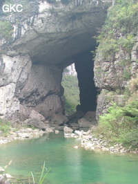 Le porche aval de la grotte-tunnel de Qilongdong 骑龙洞,  (Xiantang 羡塘镇, Huishui 惠水, Guizhou 贵州省, Qiannan 黔南, Chine 中国).