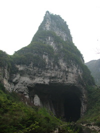 Le porche amont de la grotte-tunnel de Qilongdong 骑龙洞, (Xiantang 羡塘镇, Huishui 惠水, Guizhou 贵州省, Qiannan 黔南, Chine 中国).