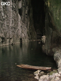 Barque en bambou dans le porche de la résurgence de Yanzidong 燕子洞. (Xiantang 羡塘镇, Huishui 惠水, Guizhou 贵州省, Qiannan 黔南, Chine 中国).