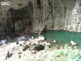 La rivière Bailanghe résurge à la grotte de de Yanzidong 燕子洞. (Xiantang 羡塘镇, Huishui 惠水, Guizhou 贵州省, Qiannan 黔南, Chine 中国).