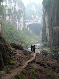 Le porche amont de la grotte-tunnel de Qilongdong 骑龙洞, vu de la résurgence de Yanzidong 燕子洞 (Xiantang 羡塘镇, Huishui 惠水, Guizhou 贵州省, Qiannan 黔南, Chine 中国).