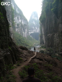 Le porche amont de la grotte-tunnel de Qilongdong 骑龙洞, vu de la résurgence de Yanzidong 燕子洞 (Xiantang 羡塘镇, Huishui 惠水, Guizhou 贵州省, Qiannan 黔南, Chine 中国).