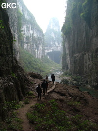 Le porche amont de la grotte-tunnel de Qilongdong 骑龙洞, vu de la résurgence de Yanzidong 燕子洞 (Xiantang 羡塘镇, Huishui 惠水, Guizhou 贵州省, Qiannan 黔南, Chine 中国).