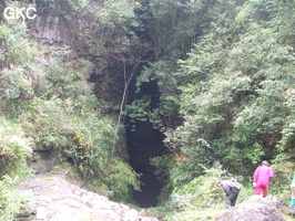 L'entrée de Laoyingdong 老鹰洞 est un puits-perte typique de montagne qui se trouve au bout d'une courte vallée aveugle dans le lit du torrent (Suiyang 绥阳, Zunyi 遵义市, Guizhou 贵州省, Chine 中国).