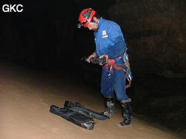 Photographe dans la Grotte de Laoyingdong 老鹰洞 (Suiyang 绥阳, Zunyi 遵义市, Guizhou 贵州省, Chine 中国).