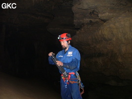 Photographe dans la Grotte de Laoyingdong 老鹰洞 (Suiyang 绥阳, Zunyi 遵义市, Guizhou 贵州省, Chine 中国).