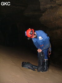 Photographe dans la Grotte de Laoyingdong 老鹰洞 (Suiyang 绥阳, Zunyi 遵义市, Guizhou 贵州省, Chine 中国).