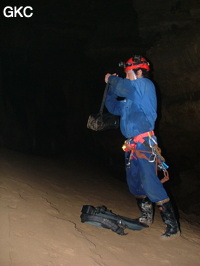 Photographe dans la Grotte de Laoyingdong 老鹰洞 (Suiyang 绥阳, Zunyi 遵义市, Guizhou 贵州省, Chine 中国).