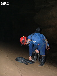 Photographe dans la Grotte de Laoyingdong 老鹰洞 (Suiyang 绥阳, Zunyi 遵义市, Guizhou 贵州省, Chine 中国).