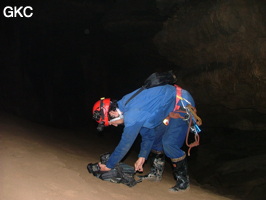 Photographe dans la Grotte de Laoyingdong 老鹰洞 (Suiyang 绥阳, Zunyi 遵义市, Guizhou 贵州省, Chine 中国).