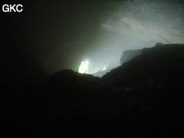 Le puits d'entrée de la Grotte de Laoyingdong 老鹰洞 (Suiyang 绥阳, Zunyi 遵义市, Guizhou 贵州省, Chine 中国).