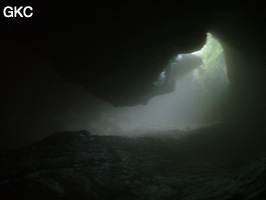 Le puits d'entrée de la Grotte de Laoyingdong 老鹰洞 (Suiyang 绥阳, Zunyi 遵义市, Guizhou 贵州省, Chine 中国).