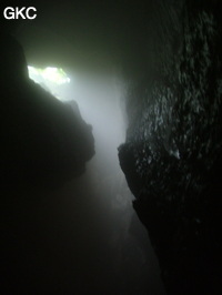 Le puits d'entrée de la Grotte de Laoyingdong 老鹰洞 (Suiyang 绥阳, Zunyi 遵义市, Guizhou 贵州省, Chine 中国).