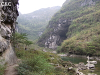 Le porche aval de la grotte-tunnel de Qilongdong 骑龙洞,  (Xiantang 羡塘镇, Huishui 惠水, Guizhou 贵州省, Qiannan 黔南, Chine 中国).