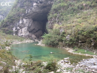 Le porche aval de la grotte-tunnel de Qilongdong 骑龙洞,  (Xiantang 羡塘镇, Huishui 惠水, Guizhou 贵州省, Qiannan 黔南, Chine 中国).