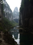 Le porche amont de la grotte-tunnel de Qilongdong 骑龙洞, vu de la résurgence de Yanzidong 燕子洞 (Xiantang 羡塘镇, Huishui 惠水, Guizhou 贵州省, Qiannan 黔南, Chine 中国).