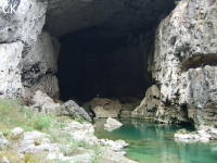 Le porche aval de la grotte-tunnel de Qilongdong 骑龙洞 (Xiantang 羡塘镇, Huishui 惠水, Guizhou 贵州省, Qiannan 黔南, Chine 中国).