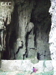 Un puissant mur de fortification barre la galerie de la grotte tunnel de Fuxidong  伏屣洞 (Xiantang, Huishui 惠水, Qiannan, Guizhou)