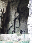 Un puissant mur de fortification barre la galerie de la grotte tunnel de Fuxidong  伏屣洞 (Xiantang, Huishui 惠水, Qiannan, Guizhou)