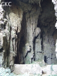 Un puissant mur de fortification barre la galerie de la grotte tunnel de Fuxidong  伏屣洞 (Xiantang, Huishui 惠水, Qiannan, Guizhou)