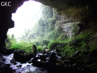A contre-jour l'entrée de la grotte de Dadongpiandong - 大洞偏洞 - (Suiyang 绥阳, Zunyi Shi 遵义市, Guizhou 贵州省, Chine)
