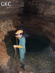 Jeté de corde pour franchir une vasque dans la grotte de Dadongpiandong - 大洞偏洞 - (Suiyang 绥阳, Zunyi Shi 遵义市, Guizhou 贵州省, Chine)